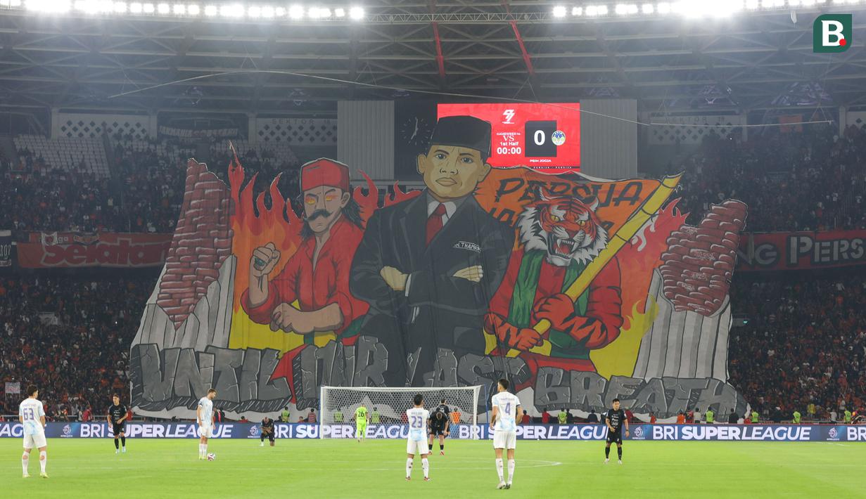 The Jakmania juga menampilkan dua koreografi raksasa. Koreo itu menghiasi tribune utara dan selatan SUGBK dengan sangat mencolok. (Bola.com/M Iqbal Ichsan)