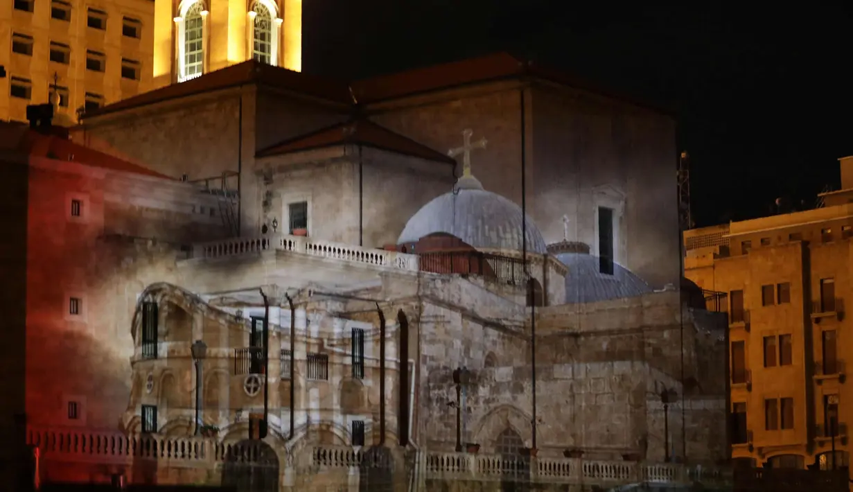 Katedral Christian Maronite saat diterangi cahaya bergambar panorama Yerusalem di Beirut, Lebanon, Kamis (7/12). Aksi tersebut bentuk protes atas pengakuan Presiden AS Donald Trump terhadap Yerusalem sebagai ibu kota Israel. (AFP Photo/Anwar Amro)