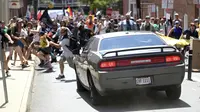 Sebuah sedan hendak menabrak kerumunan demonstran di Charlottesville, Virginia (AP)