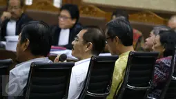 Mantan Menteri Dalam Negeri (kedua kiri) Gamawan Fauzi bersama sejumlah mantan pejabat lain menjadi saksi dalam sidang perkara dugaan korupsi proyek e-KTP di Pengadilan Tipikor Jakarta, Kamis (16/3). (Liputan6.com/Helmi Afandi)