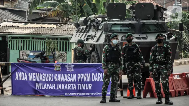 FOTO: Penyekatan PPKM Darurat, Kendaraan Taktis TNI-Polri Tutup Jalan Kalimalang