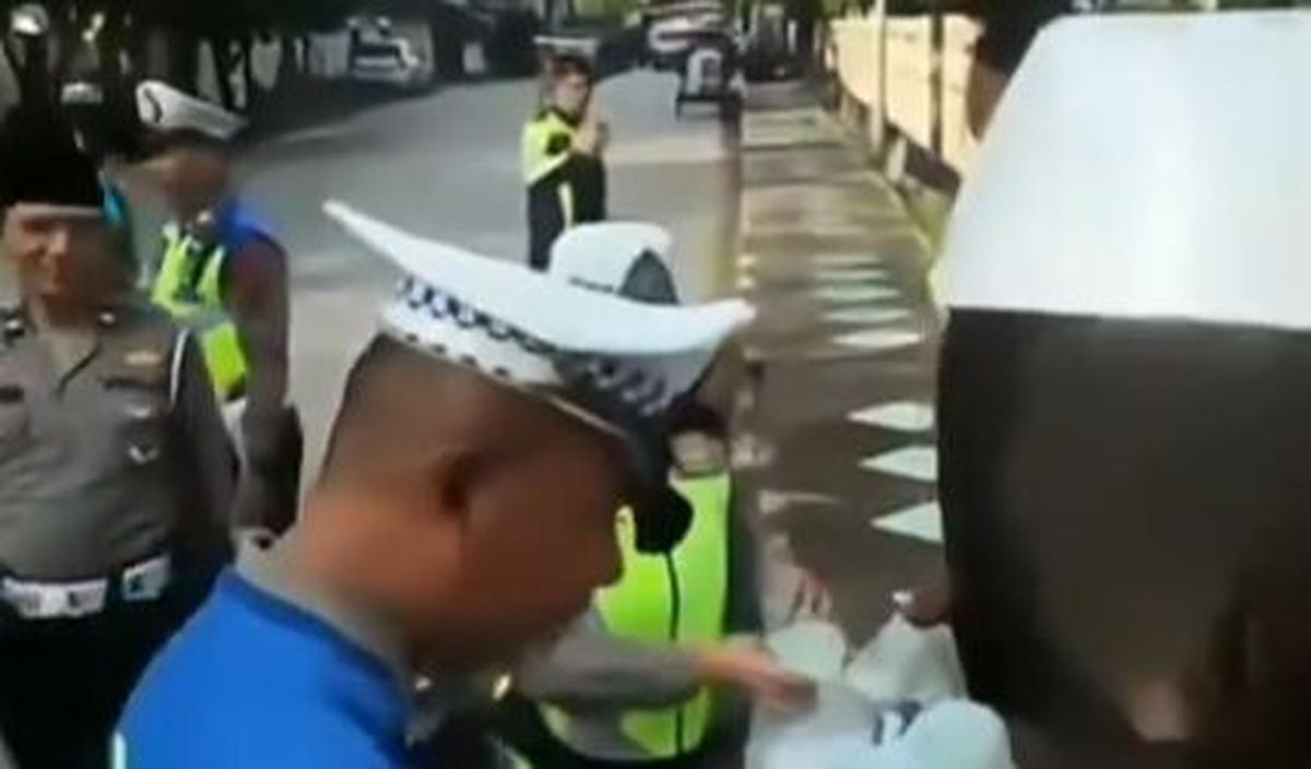 "Ini rencana mau bagi-bagi takjil tapi gak ada yang mau lewat. Orang kira <i>sweeping</i> ini,"