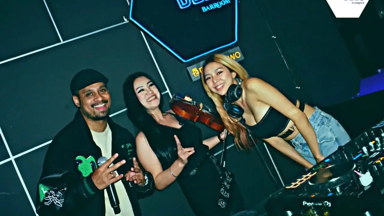 Kolaborasi permainan DJ dan Violin memanjakan pengunjung.
