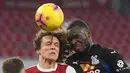 Bek Arsenal, David Luiz (kiri) berduel udara dengan striker Crystal Palace, Christian Benteke dalam laga lanjutan Liga Inggris 2020/21 di Emirates Stadium, Kamis (14/1/2021). Arsenal bermain imbang 0-0 dengan Crystal Palace. (AFP/Neil Hall/Pool)