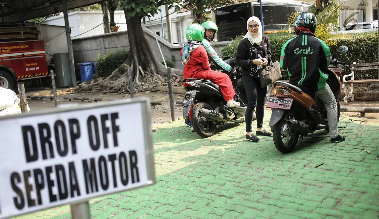 Ojek online menurunkan penumpang di tempat drop off yang disediakan di Balai Kota DKI Jakarta, Selasa (31/7). Pemprov DKI menginstruksikan adanya tempat pemberhentian khusus bagi ojek online di kantor-kantor Pemprov DKI. (Liputan.com/Faizal Fanani)