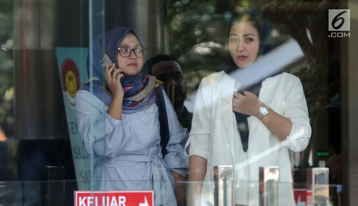 Istri terpidana kasus korupsi KTP Elektronik Setya Novanto, Deisti Astriani Tagor usai berkoordinasi terkait pengembalian uang pengganti pada kasus KTP Elektronik yang menjerat suaminya di gedung KPK, Jakarta, Selasa (18/9). (Merdeka.com/Dwi Narwoko)