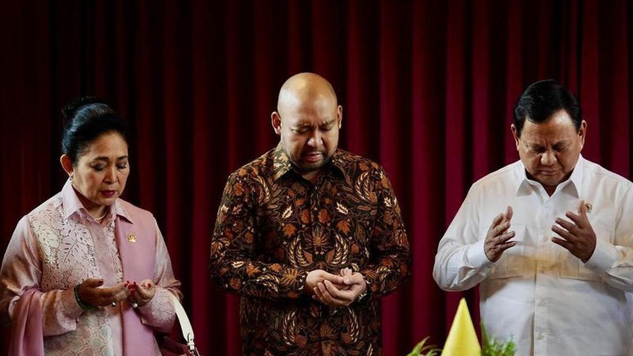 Titiek Soeharto  saat Tumpengan Ulang Tahun Mantan Suaminya Prabowo Subianto ke-73