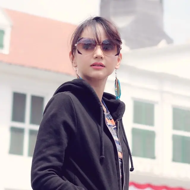 6 Potret Angelica Simperler saat Tampil Berponi, Terlihat Imut dan Awet Muda