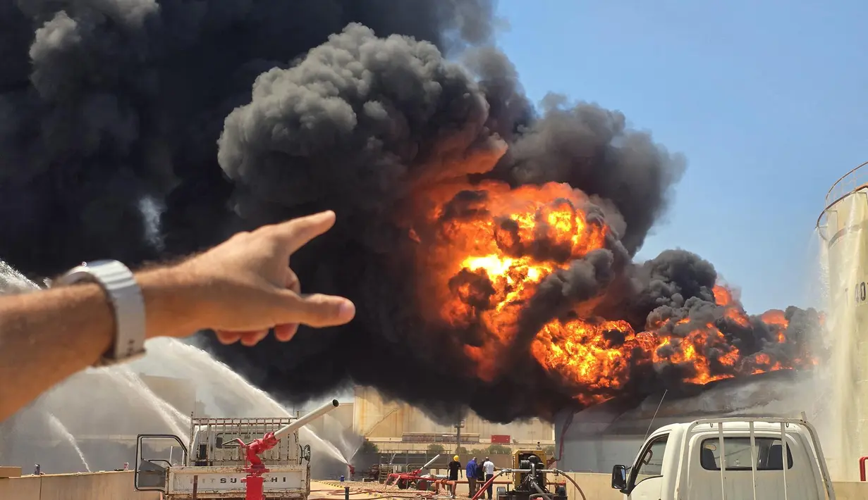 Asap hitam pekat membubung saat kebakaran di kilang minyak Zawiya setelah serangan pesawat nirawak di Zawiya, Libya, Selasa, 11 Agustus 2026. (AFP/ Mahmud Turkiya)