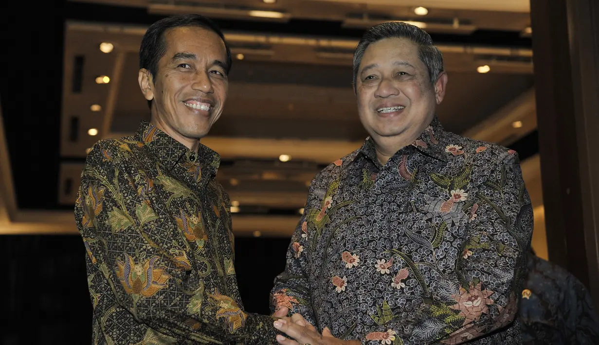 Presiden SBY berjabat tangan dengan Presiden terpilih Joko Widodo saat mengadakan pertemuan di Bali, Rabu (27/8/14). (ANTARAFOTO/Nyoman Budhiana)