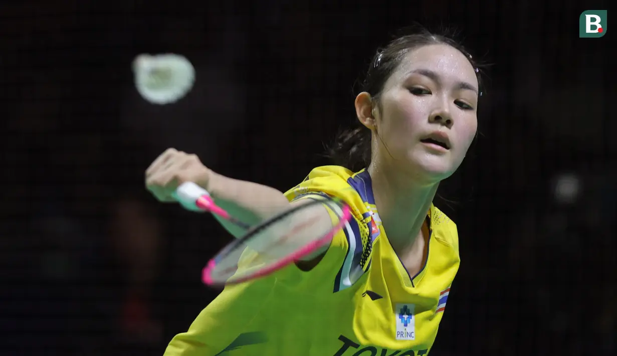 Pebulu tangkis tunggal putri Thailand, Pitchamon Opatniputh mengembalikan kok ke arah wakil China, Chen Yu Fei saat laga final Indonesia Masters 2026 yang berlangsung di Istora, Senayan, Jakarta, Minggu (25/01/2026). (Bola.com/Bagaskara Lazuardi)