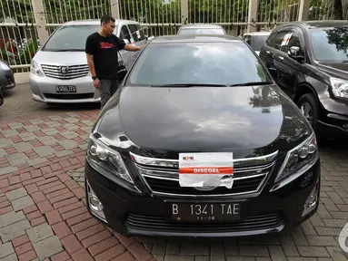  KPK menyita sebanyak 5 mobil milik Fuad Amin Imron, Jakarta, Selasa (23/12/2014). (Liputan6.com/Mihtahul Hayat)