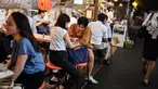 Orang-orang berkumpul di "izakaya", sebuah bar tradisional Jepang, pada malam hari di Tokyo, 4 September 2020. Interior tempat ini biasanya dari kayu, yang semakin menambah kesan tradisional. (Photo by Charly TRIBALLEAU / AFP)