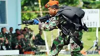 Seorang prajurit TNI AU Yon 465 Paskhas melakukan teknik tempur jarak dekat saat simulasi di Skadron Paskhas 465/Brajamusti Lanud Supadio, Kubu Raya, Kalbar, Senin (19/4). (Antara)
