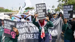 Sejumlah peserta membawa poster saat mengikuti aksi Hari Keadilan Ekologis (HKE) 2026 di depan Gedung MPR/DPR, Senayan, Jakarta, Senin (21/9/2026). Aksi tersebut digelar WALHI bersama komunitas pejuang lingkungan untuk menyuarakan berbagai persoalan lingkungan. (KLY/Budy Santoso)
