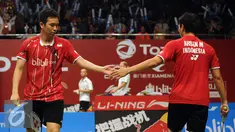 Hendra Setiawan (kiri)/M Ahsan bersalaman saat laga melawan Baptise Careme/Ronan Labar (Perancis) di Total BWF World Championships 2015 di Jakarta, Rabu (12/8/2015). Hendra/Ahsan unggul 19-21, 21-17, 21-18. (Liputan6.com/Helmi Fithriansyah)