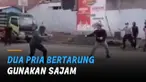 Terlihat dua pria itu sudah berada di tengah jalan dan masing-masing membawa senjata tajam saling berhadapan ingin serang.