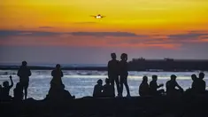 Aktivitas wisatawan menikmati waktu senja di Pantai Kelan, Badung, Bali. Pulau Bali selalu punya cara untuk memikat wisatawan, dan Pantai Kelan menjadi salah satu destinasi yang kian menarik perhatian. (merdeka.com/Arie Basuki)