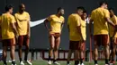 Pemain tengah Roma, Steven Nzonzi (dua kiri) dan bek Aleksandar Kolarov (tengah) saat berlatih di Trigoria, pinggiran Roma, Italia, Selasa (18/9). AS Roma akan menghadapi Real Madrid pada laga pembuka Grup G Liga Champions. (Filippo MONTEFORTE/AFP)