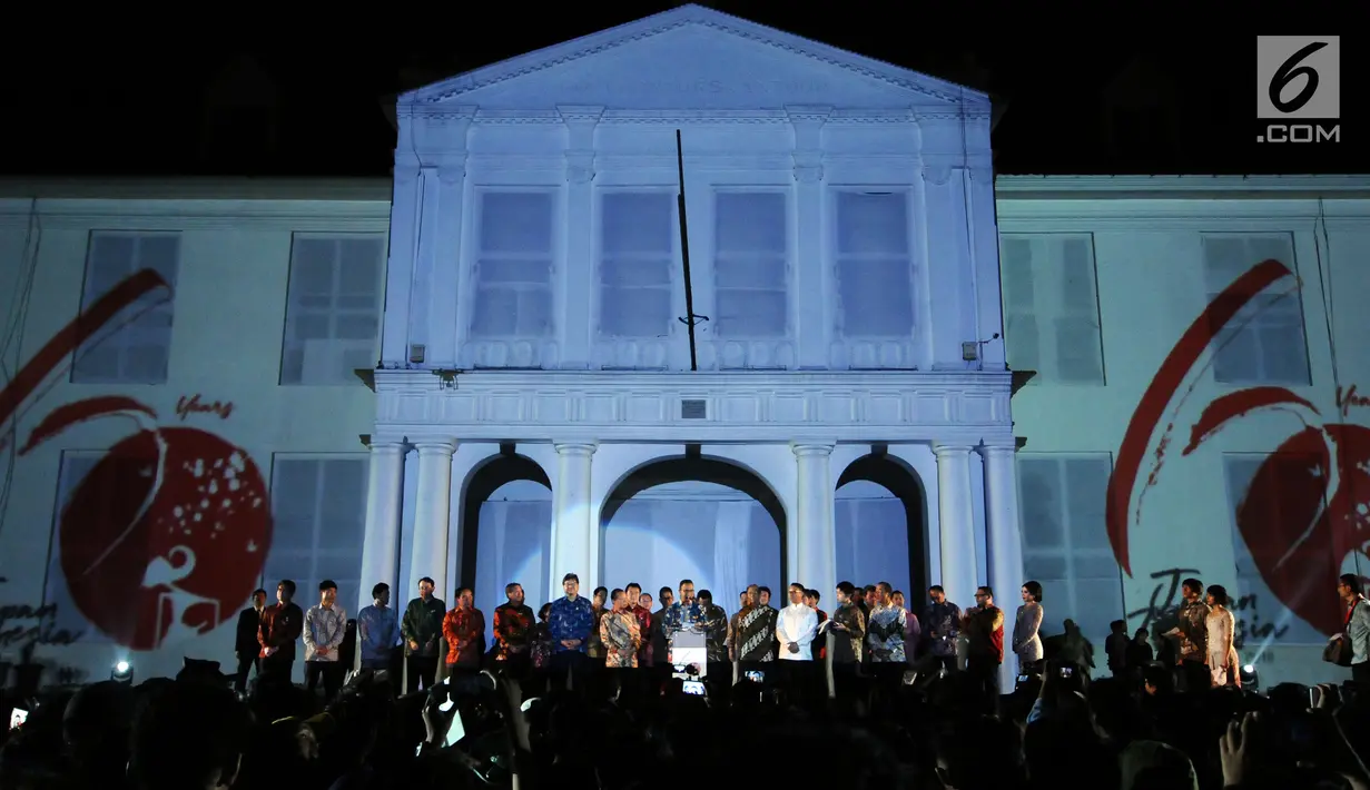 Gubernur DKI Jakarta Anies Baswedan (tengah) memberi sambutan saat menghadiri pembukaan perayaan 60 tahun hubungan diplomatik Indonesia-Jepang di area Museum Fatahillah, Jakarta, Jumat (19/1). (Liputan6.com/Helmi Fithriansyah)