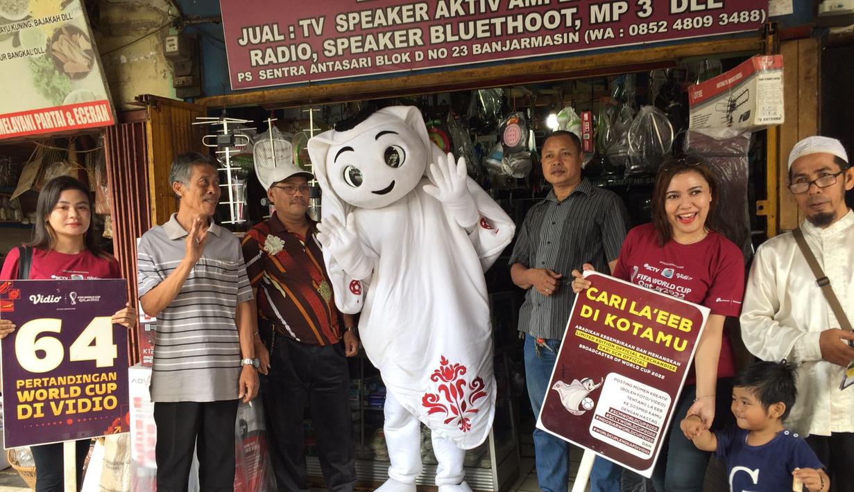 Antusiasme masyarakat Banjarmasin bertemu La'eeb sangat besar. Banyak yang mengabadikan momen bersama sang maskot Piala Dunia 2022 yang bakal hadir eksklusif di EMTEK Group. (Dok. SCM)