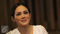 Mata Mulan mulai berkaca-kaca saat menceritakan kisah lika-liku hidupnya di acara Dear Haters yang ditayangkan Liputan6.com, di SCTV Tower, Jakarta, Kamis (7/4/2016). (Liputan6.com/Herman Zakharia)