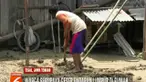 Lumpur yang mengendap akibat terjangan banjir bandang Kamis 30 Januari 2019 malam lalu.