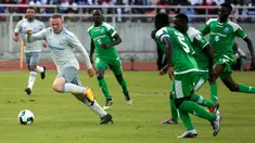 Striker Everton, Wayne Rooney (kanan) mencoba lolos dari kawalan pemain Gor Mahia pada pertandingan persahabatan di Tanzania, Kamis (13/7). Rooney kembali tampil dalam seragam Everton setelah resmi meninggalkan Manchester United. (AP Photo/Khalfan Said)