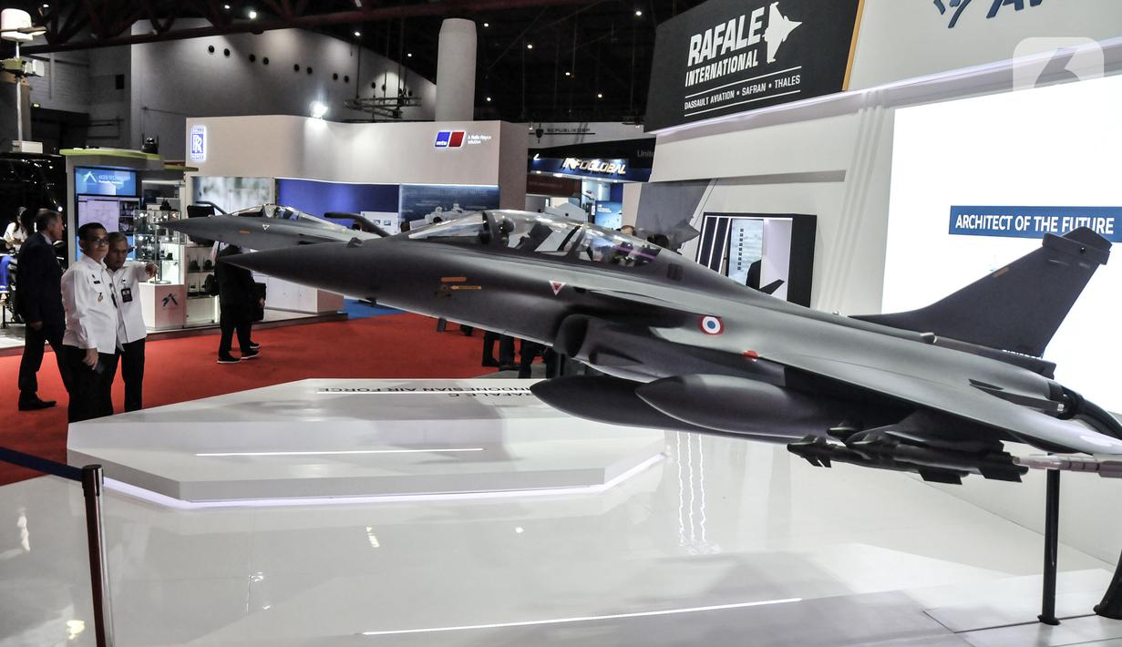 Miniatur pesawat tempur dihadirkan dalam pameran industri pertahanan Indo Defence 2022 Expo & Forum di JIExpo, Kemayoran, Jakarta, Rabu (2/11/2022). Kementerian Pertahanan bersama PT Napindo Media Ashatama menggelar pameran industri pertahanan terbesar se-Asia Tenggara bertemakan “Peace, Prosperity, Strong Defence” yang diikuti 905 perusahaan dari 59 negara dan berlangsung hingga 5 November mendatang. (merdeka.com/Iqbal S. Nugroho)
