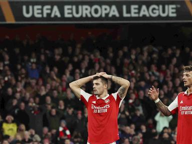 Pemain Arsenal, Granit Xhaka dan Ben White tampak kecewa setelah kalah adu penalti dari Sporting CP pada leg kedua babak 16 besar Liga Europa di Stadion Emirates, Jumat (17/3/2023). Arsenal harus angkat koper dari Liga Europa 2022/2023 usai tersingkir pada babak 16 Besar. (AP Photo/Ian Walton)
