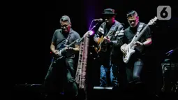 Aksi panggung Glenn Fredly saat tampil dalam festival musik Love Fest di Istora Senayan, Jakarta, Sabtu (22/2/2020). Dalam penampilannya Glenn Fredly membawakan sejumlah lagu hits nya seperti sedih tak berujung, akhir cerita cinta, januari. (Liputan6.com/Faizal Fanani)