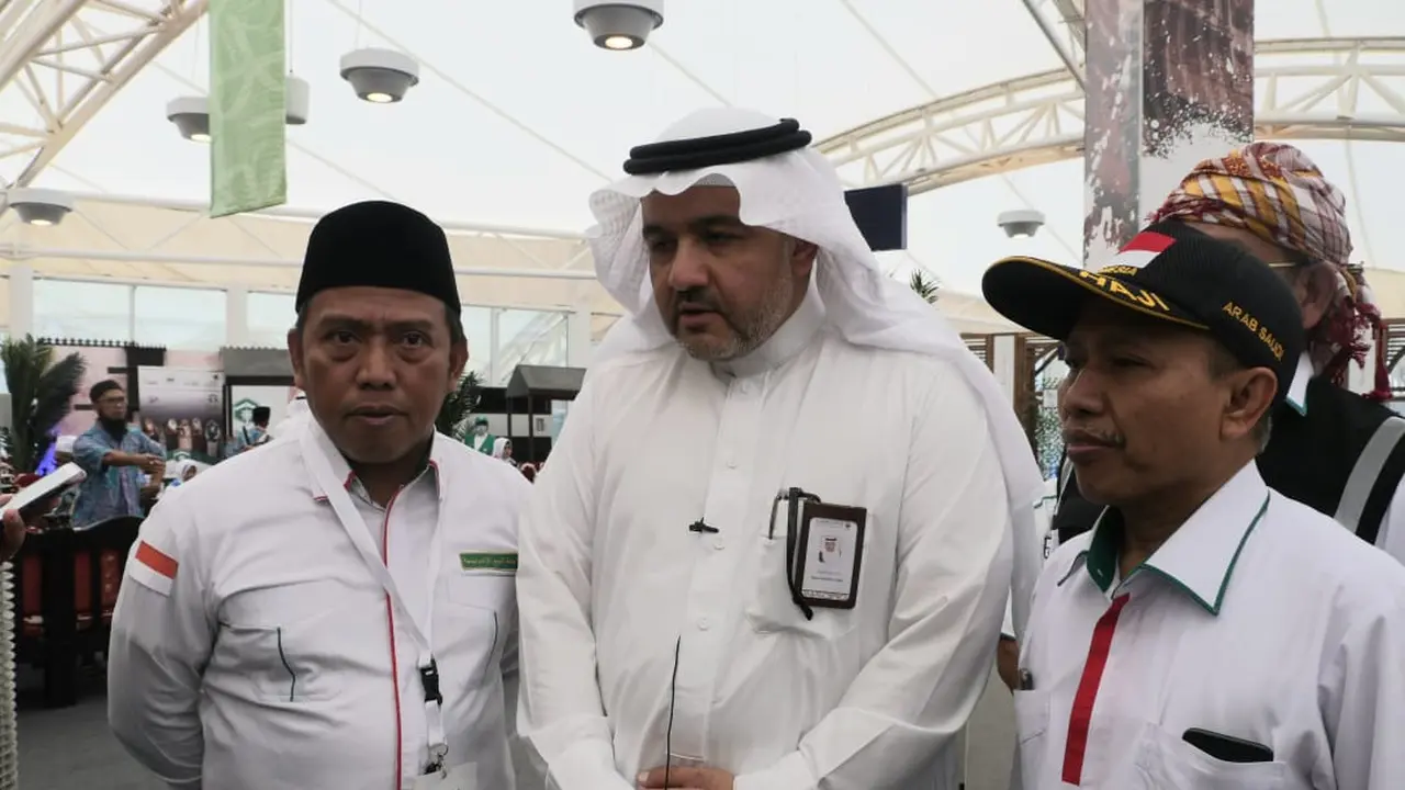Wakil Menteri Haji Urusan Ziarah Madinah Muhammad Abdulrahman Albejawi, bersama Dirjen PHU Nizar Ali dan Kadaker Bandara Arsyad Hidayat. Darmawan/MCH 2019