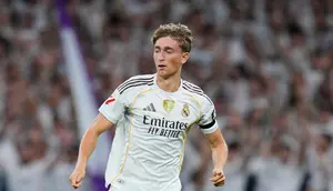 Pemain Real Madrid, Dean Huijsen, beraksi dalam pertandingan La Liga Spanyol&nbsp;melawan&nbsp;Villarreal di Stadion Santiago Bernabeu, Madrid, Spanyol, Sabtu, 4 Oktober 2025. (AP Photo/Manu Fernandez)