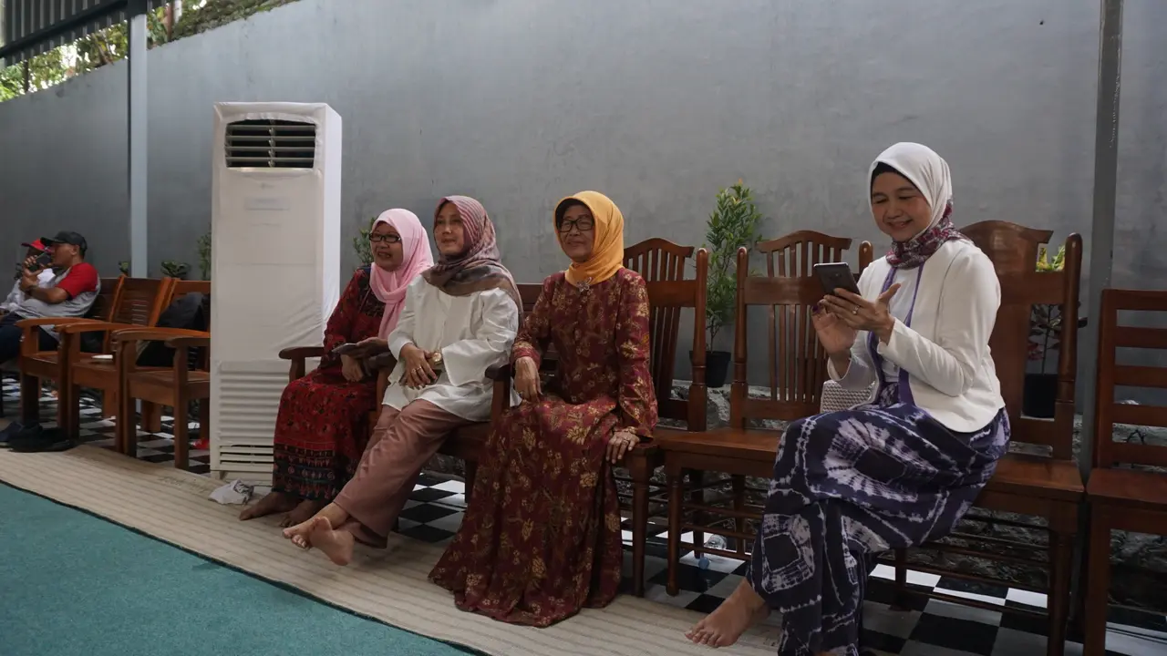 Ibunda Jokowi, Sujiatmi Notomiharjo bersama kerabat