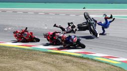 Memulai balapan dari pole postion, Aleix (tengah) disalip oleh pebalap Monster Energy Yamaha, Fabio Quartararo. Selain itu, ia juga mampu lolos dari kecelakaan horor yang melibatkan Takaaki Nakagami, Alex Rins, dan Francesco Bagnaia di tikungan pertama. (AP/Joan Monfort)