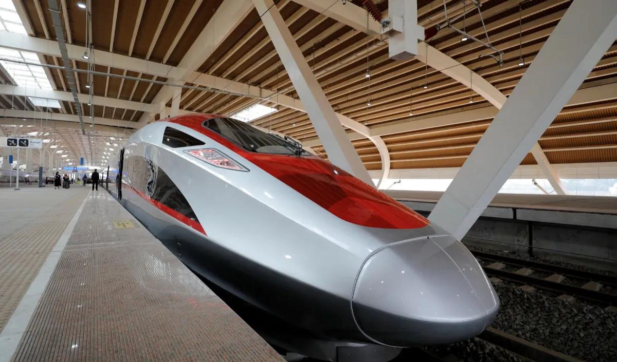 Penumpang yang ingin menuju Stasiun Bandung dari Stasiun Kereta Cepat Padalarang dan Sebaliknya dapat menggunakan KA Feeder secara gratis.<br>
