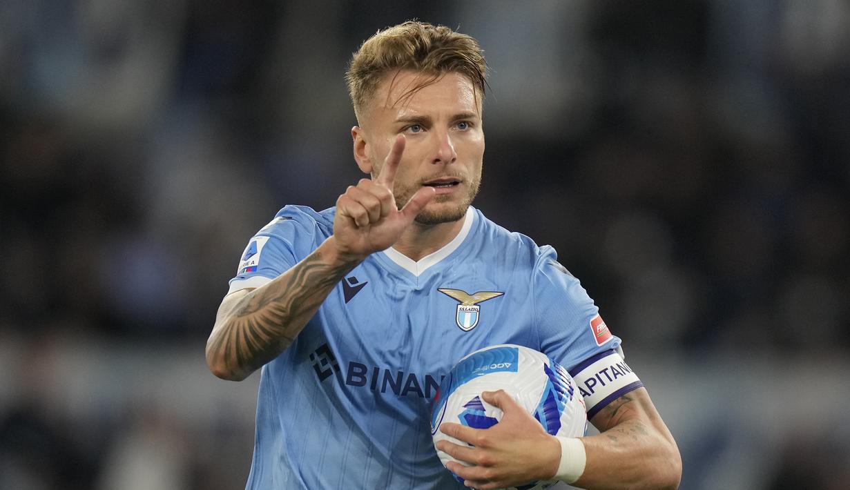 Ciro Immobile. Striker Lazio ini telah mencetak 8 gol di Liga Italia dari 8 laga yang dijalani. Ia hanya absen satu laga saat Lazio jumpa Bologna di pekan ke-7. Ia bersaing dengan striker Inter Milan, Edin Dzeko yang menempati posisi kedua dengan 7 gol. (AP/Alessandra Tarantino)
