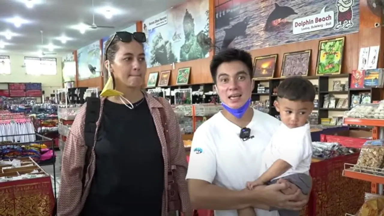 Baim Wong dan Paula Verhoeven menghadiahi Kiano saham pusat oleh-oleh di Bali, The Keranjang (YouTube/ BaimPaula)