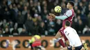 Pemain West Ham, Sebastien Haller mengontrol bola dari kawalan bek Liverpool, Virgil van Dijk  pada pertandingan Liga Inggris di Stadion London, Rabu (29/1/2020). Liverpool menang 2-0 atas West Ham dan tetap kokoh di puncak klasemen dengan poin 70. (AP Photo/Frank Augstein)