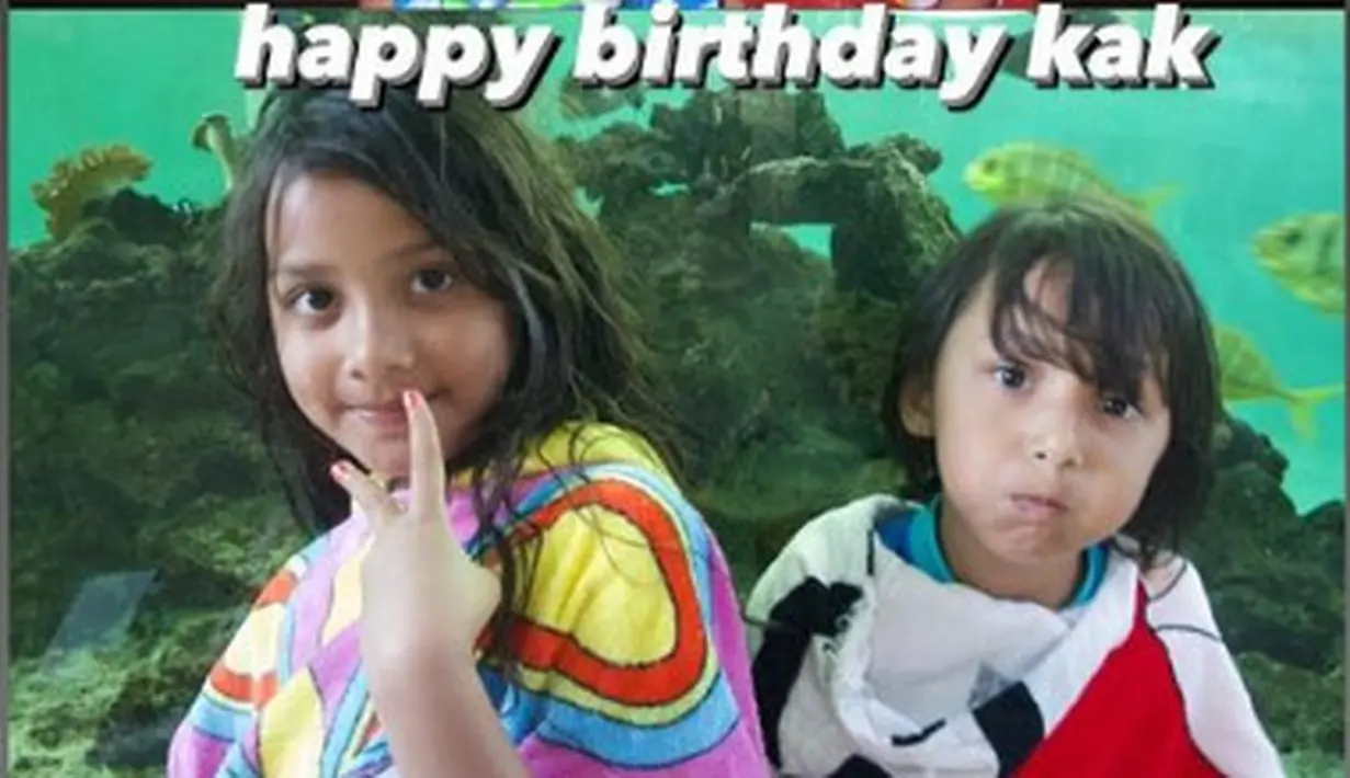 Pandai bergaya sedari dulu meski usianya masih kecil, tak heran jika Callista Arum kini sukses menjadi artis. Memasuki usia kepala 2, foto lawas masa kecil Callista Arum menjadi kenangan indah. Foto ini diunggah oleh Clementio Perez adik Callista Arum. Bintang sinetron Roda-Roda Gila ini memang sangat dekat dengan adik laki-lakinya itu hingga kini sudah beranjak dewasa. (Liputan6.com/IG/@callistarum)