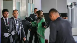 Delegasi melakukan body checking beserta barang bawaan oleh pihak keamanan sebelum memasuki plannery hall saat pembukaan KTT ASEAN ke-43 di Jakarta Convention Center, Senayan, Jakarta, Selasa (5/9/2023). (Liputan6.com/Faizal Fanani)