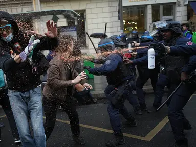 Polisi menyemprotkan cairan merica ke arah para pelajar di sekitar Universitas Sciences Po saat mereka menggelar aksi protes terkait kondisi sekolah yang dinilai kekurangan sumber daya, di Paris, Prancis, Rabu (7/10/2026). Aksi tersebut berlangsung di tengah tuntutan pelajar terhadap kondisi pendidikan dan ketersediaan sumber daya di sekolah. Polisi dikerahkan untuk mengamankan area sekitar kampus saat demonstrasi berlangsung. Sejumlah pelajar tampak berhadapan dengan petugas dalam aksi tersebut. Demonstrasi menjadi bagian dari penyampaian aspirasi terkait persoalan pendidikan di Prancis. (AP Photo/Thibault Camus)