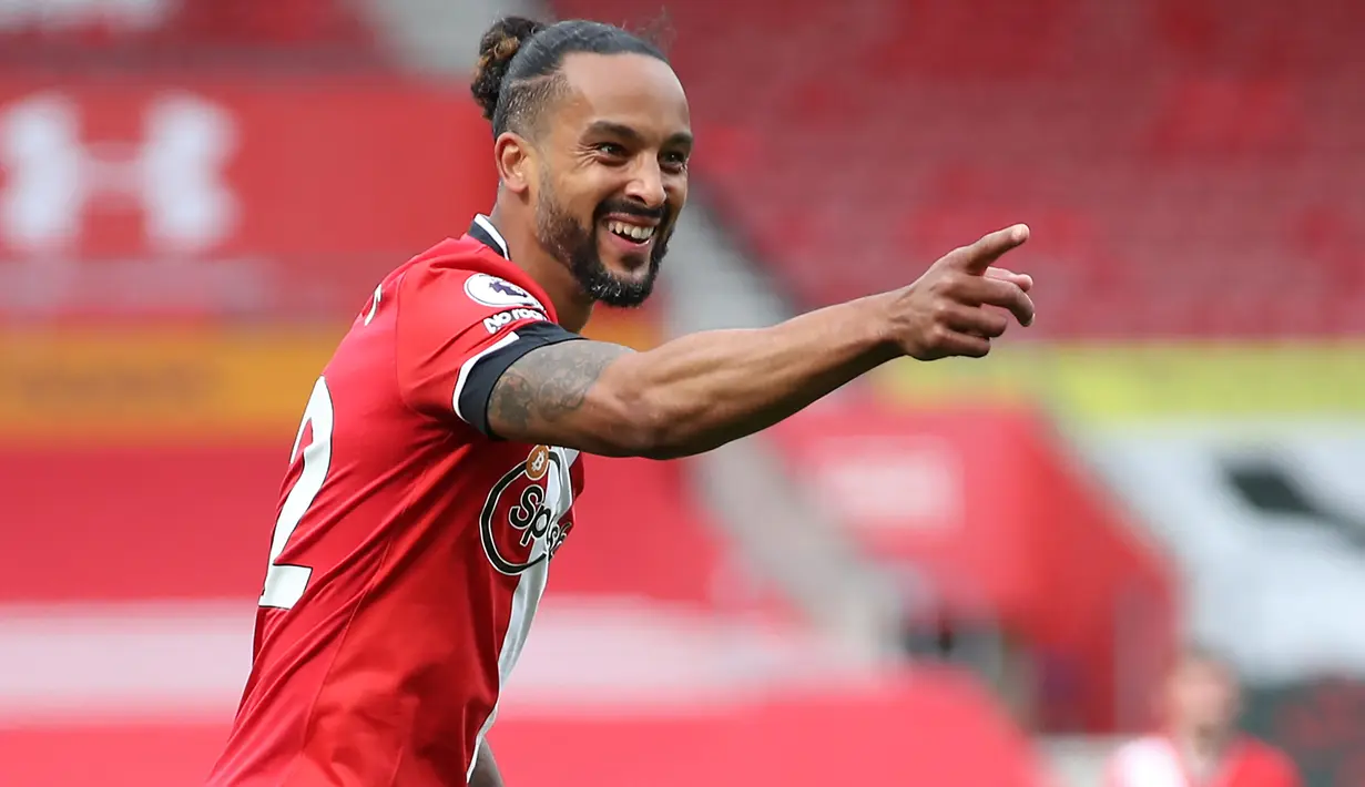 Theo Walcott. Striker 32 tahun yang kini memasuki musim kedua bersama Southampton ini telah tampil dalam 373 laga di Premier League dengan mencetak 78 gol dan 60 assist bersama 3 klub. Debutnya terjadi saat Arsenal bermain imbang 1-1 dengan Aston Villa, 19 Agustus 2006. (AFP/Pool/Peter Cziborra)