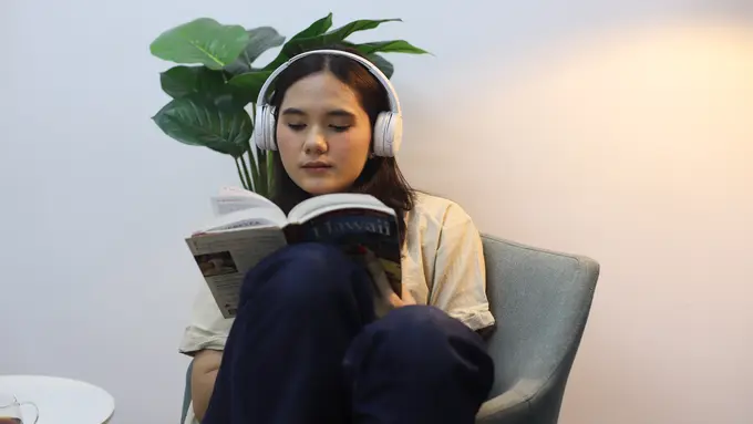 wanita desember baca buku