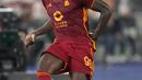 Pemain AS Roma, Romelu Lukaku mengumpan bola pada laga Grup G Liga Europa 2023/2024 di Olympic Stadium, Roma, Italia, Jumat (6/10/2023) dini hari WIB. Lukaku telah mencetak 3 gol dalam 5 penampilan di Serie A dan 2 gol dalam 2 penampilan di Liga Europa. (AP Photo/Alessandra Tarantino)