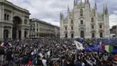 Para pendukung dan fans Inter Milan memadati kawasan Piazza Duomo di depan katedral gothic, Milan, Minggu (2/5/2021) merayakan kepastian Inter Milan merebut gelar juara Scudetto Liga Italia 2020/2021. (LaPresse via AP/Claudio Furlan)
