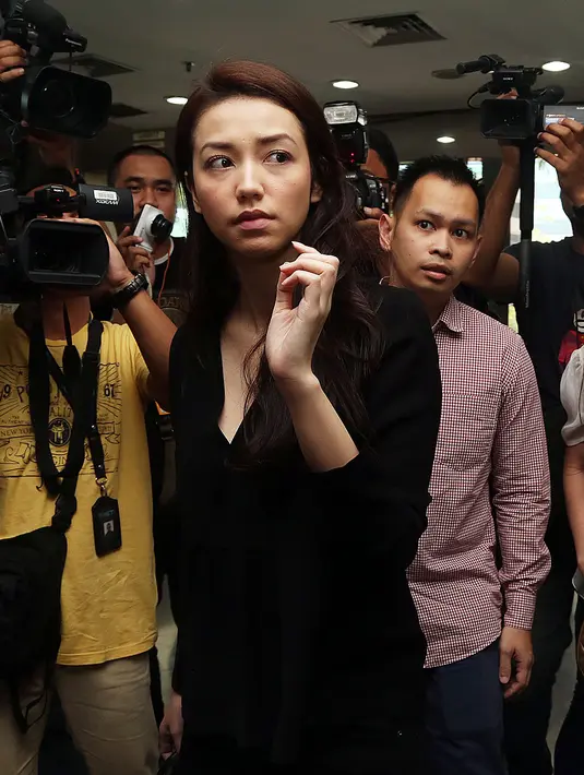 Velove Vexia menganggap jika ditahannya sang ayah oleh KPK adalah cobaan untuk keluarga. (Wimbarsana/Bintang.com)