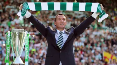  Mantan pelatih Liverpool, Brendan Rodgers disambut meriah oleh para fans Celtic FC di stadion Celtic Park, Skotlandia, (23/5). Brendan Rodgers resmi ditunjuk untuk menjadi manajer juara Liga Skotlandia 2015/2016 tersebut. (Reuters / Russell)