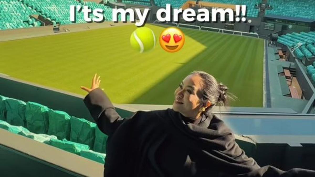 Wujudkan Mimpi, 5 Potret Haru Yura Yunita Kunjungi Stadion Wimbledon untuk Pertama Kali