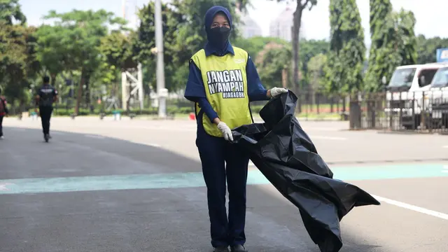 GBK Kerahkan Petugas Kebersihan Jemput Bola urus sampah Penonton